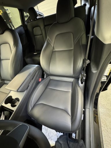 Siège de voiture en cuir noir dans un véhicule moderne.