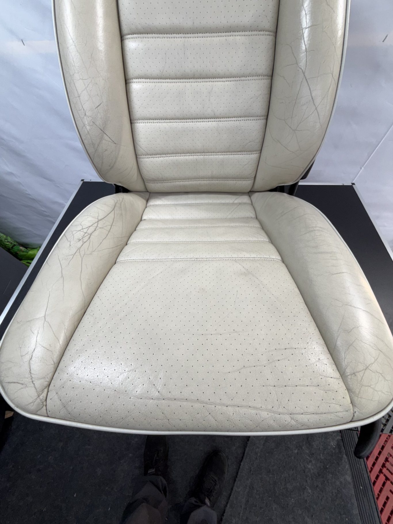 AVANT Siège en cuir beige aux coutures marquées, vue de face.